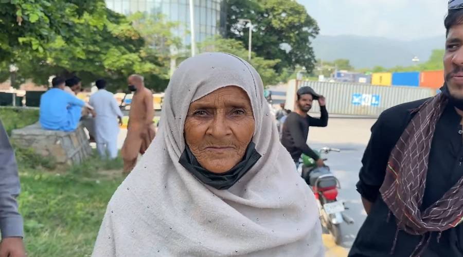 83-Year-Old Roshan Bibi Joins D-Chowk Protest After Arrest from Liaquat Bagh