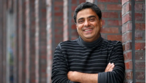ماضی میں ٹوتھ برش بیچنے والا، اب 13 ہزار کروڑ کا مالک: کیا شاہ رخ سے بھی امیر ہے؟