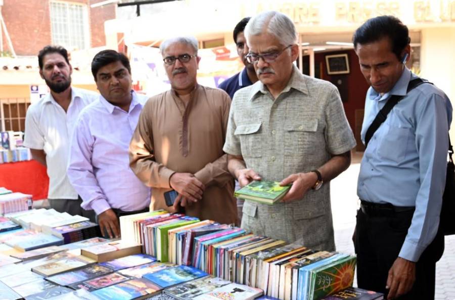 کتاب سے دوبارہ رشتہ جوڑنے سے ہی قوم کا حال اور مستقبل بہتر ہوگا: چیئرمین پیمرا سلیم بیگ