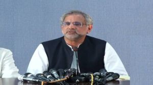دو ماہ سے اسلام آباد کنٹینرز میں گھرا ہوا ہے، شاہد خاقان عباسی نے حکومت کو آڑھے ہاتھوں لےلیا