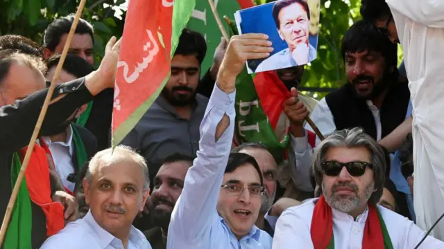 ایکس اکاؤنٹ یا پارٹی قیادت: عمران خان کی حقیقی نمائندگی کون کر رہا ہے؟