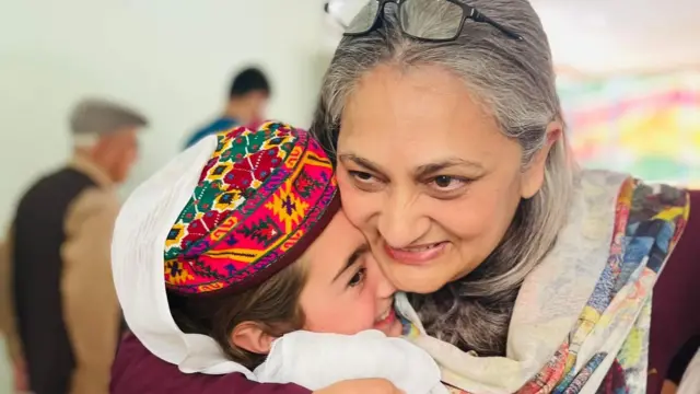 ایک ماں کا دوسری ماں کے لیے تحفہ: لیاری کا منفرد اسکول جہاں ماؤں کو بچوں کے ساتھ تعلیم حاصل کرنے کا موقع ملتا ہے