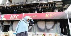 کراچی: نامعلوم افراد کا غیر ملکی ریسٹورنٹ کی چین پر پتھروں اور ڈنڈوں سے حملہ