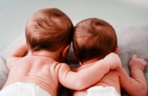 چین میں 17 سالہ لڑکی کے بطور سروگیٹ 50 برس کے شخص کے جڑواں بچوں کو جنم دینے پر ہنگامہ