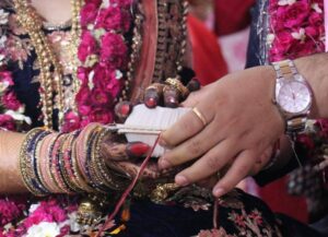 دلہن کی ماں دولہے کے ساتھ بھاگ گئی، بیٹی کی شادی کیلئے رکھے زیور اور نقدی بھی لے گئی