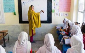 پنجاب کے سکولز میں خواتین اساتذہ کیلئے شلوار قمیض اور دوپٹہ لازم قرار