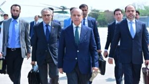 وزیراعظم 2 روزہ سرکاری دورے پر بیلاروس پہنچ گئے، نواز شریف بھی ہمراہ