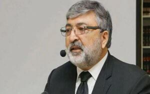 ہمیں بتادیں تاکہ اپنا فیصلہ کرسکیں