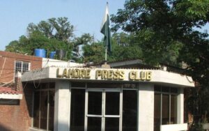 عظمیٰ بخاری نے لاہور پریس کلب ہاؤسنگ سکیم ایف بلاک میں بجلی کی تنصیب کا افتتاح کر دیا