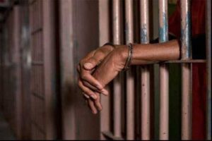 بیٹیوں سے آئی پیڈز لینے پر ماں کو 7 گھنٹے سے زیادہ پولیس سیل میں گزارنا پڑگئے