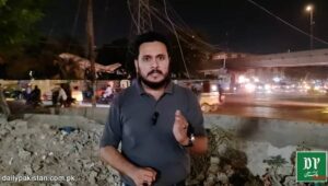 ویڈیو: کراچی میں ڈمپر ڈرائیور کی ناقابل یقین حرکت، لوگوں کو غصّہ آگیا، کئی ٹرک جلا ڈالے
