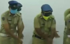 بھارت میں شوہر کی مسجد میں شکایت پر مردوں کے جتھے کا خاتون پر بہیمانہ تشدد، گرفتاریاں