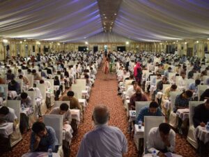 بھارت میں کمیشن کا امتحان دینے آئے امیدوار کا ایڈمٹ کارڈ چیل لے گئی