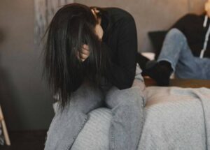 لڑکی نے بوائے فرینڈ سے مشکوک میسجز بارے پوچھا تو آگے سے ایسا خوفناک رد عمل ملا کہ معذور ہو کر رہ گئی