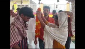 خاتون اپنے عاشق کے ساتھ رنگے ہاتھوں پکڑی گئی، شوہر نے اسی سے شادی کروادی
