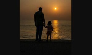 بیٹیوں ماؤں کے مقابلے میں باپ سے زیادہ گہرا رشتہ کیوں بناتی ہیں؟