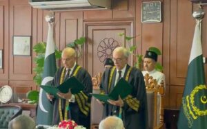 جسٹس منصور علی شاہ نے قائم مقام چیف جسٹس پاکستان کے عہدے کا حلف اٹھالیا