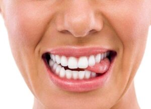 زبان صاف کرنے کی عادت کا بڑا نقصان سامنے آگیا، ماہرین نے خبردار کردیا