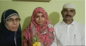 وہ باپ جس نے بیٹی کو ’افسر‘ بنانے کے لئے اپنا گھر اور رکشہ بیچ دیا
