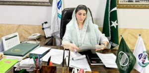 حنا پرویز بٹ وہاڑی پہنچ گئیں، عدالت میں فائرنگ سے زخمی خاتون اور پولیس اہلکاروں کی عیادت کی