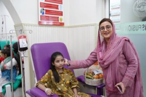 وزیراعلی مریم نواز نے تھیلیسیمیا کی مریضہ کی خواہش پوری کردی، الیکٹرک بائیک دلادی