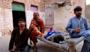 بوڑھی ماں کے سر پر 4 جوان معذور بچوں کی ذمہ داری، کس طرح جی رہے ہیں؟ دیکھ کر آنکھیں نم ہو جائیں