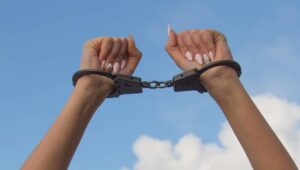 لاہور میں بچے کو استعمال کرکے لوگوں کو ہنی ٹریپ کرنے والی خاتون کا گینگ پکڑا گیا