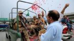 پہلگام فالس فلیگ: عوام کا پاک فوج سے اظہار یکجہتی، پھول نچھاور کئے