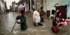 کرک میں بارش سے تباہی، طغیانی کے باعث 2 افراد پانی میں بہہ گئے