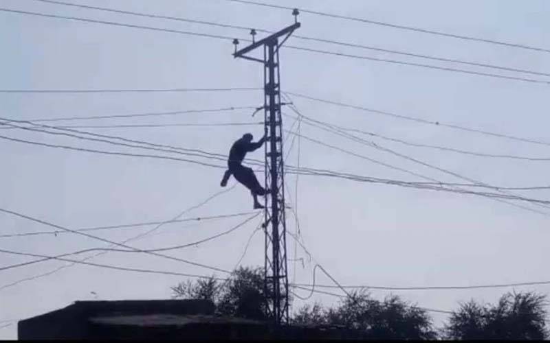 لاہور: بجلی کے کھمبے پر چڑھنے والے ذہنی معذور کو ریسکیو اہلکاروں نے بچا لیا