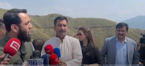 پی ٹی آئی والے بھائی ہیں، پاکستان کے لیے مل کر لڑیں گے: وزیراطلاعات