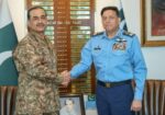 چیف آف آرمی سٹاف جنرل سید عاصم منیر کی ائیر ہیڈکوارٹرز آمد، ائیر چیف نے گرمجوشی سے استقبال کیا