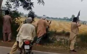 جب بھارتی ڈرون لاہور آیا تو پاکستانی سویلین شیروں نے کیسے استقبال کیا ؟ ویڈیو دیکھ کر آپ کی بھی روح راضی ہو جائے گی