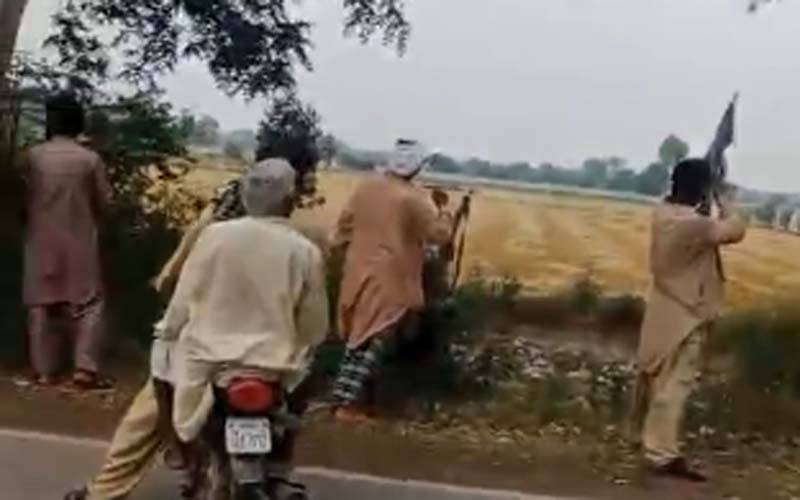 جب بھارتی ڈرون لاہور آیا تو پاکستانی سویلین شیروں نے کیسے استقبال کیا ؟ ویڈیو دیکھ کر آپ کی بھی روح راضی ہو جائے گی