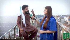بھارت کے ڈرون حملے، شہری اپنا سولر سسٹم بچانے کے لیے ڈنڈا لے کر چھت پر بیٹھ گیا