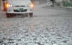 جنگ میں جیت کی خوشیاں مناتے لاہوریوں پر موسم بھی مہربان ہو گیا، شہر میں بارش اور ژالہ باری