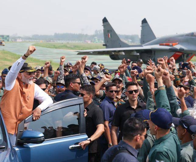 پراعتماد رہیں، متجسس رہیں کیونکہ عظیم چیزیں آپ کا انتظار کر رہی ہیں" مودی کی بھارت کے مایوس عوام کو حوصلہ دینے کی کوشش