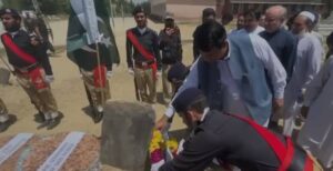 وفاقی وزیر انجینئر امیر مقام کی محمد ایاز شہید کی قبر پر حاضری، پھولوں کی چادر بھی چڑھائی