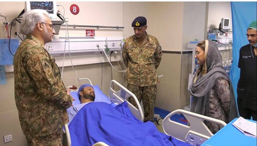وزیر اطلاعات پنجاب عظمیٰ بخاری کا سی ایم ایچ ہسپتال کا دورہ، پاک فوج کے غازیوں کی عیادت کی