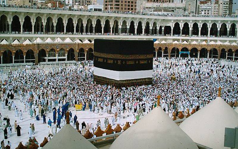ایام حج کی آمد سے قبل غلاف کعبہ کو زمین سے 3 میٹر اونچا کردیاگیا