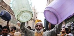 کراچی: پانی اور بجلی کی کمی سے عوام سڑکوں پر آ گئے، ٹینکر آپریٹرز کے خلاف تحقیقات شروع