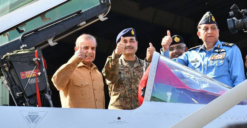 ہمارے جوانوں نے دنیا کی سوچ بدل کر رکھ دی، دشمن نے میلی آنکھ سے دیکھا تو پاؤں تلے روند دیں گے: وزیر اعظم کا کامرہ ایئر بیس کے دورے پر خطاب