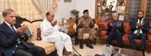 وزیر اعظم، آرمی چیف کے ہمراہ سکواڈرن لیڈر عثمان یوسف شہید کے گھر پہنچ گئے، شہید کے اہلِخانہ سے ملاقات، درجات کی بلندی کے لیے دعا