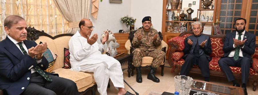 وزیر اعظم، آرمی چیف کے ہمراہ سکواڈرن لیڈر عثمان یوسف شہید کے گھر پہنچ گئے، شہید کے اہلِخانہ سے ملاقات، درجات کی بلندی کے لیے دعا