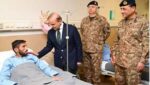 وزیراعظم کا آرمی چیف کے ہمراہ سی ایم ایچ راولپنڈی کا دورہ، زخمی جوانوں اور شہریوں کی خیریت دریافت کی