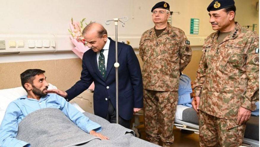 وزیراعظم کا آرمی چیف کے ہمراہ سی ایم ایچ راولپنڈی کا دورہ، زخمی جوانوں اور شہریوں کی خیریت دریافت کی