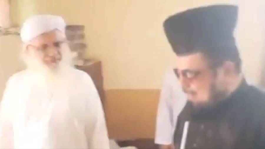 میں تمہیں گولی مار دوں گا، یہ جہاں ملے اسے کوڑے لگائے جائیں" ہاتھ میں رائفل پکڑے مولانا عبدالعزیز نے مفتی قوی کو لال مسجد سے نکال دیا۔
