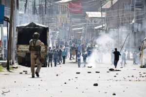بھارتی فوج کی مقبوضہ کشمیر میں گھر گھر تلاشی، چادر چاردیواری کا تقدس پامال، ایک گھر پر فائر کھول دیا، تین روز میں شہدا کی تعداد 6 ہوگئی