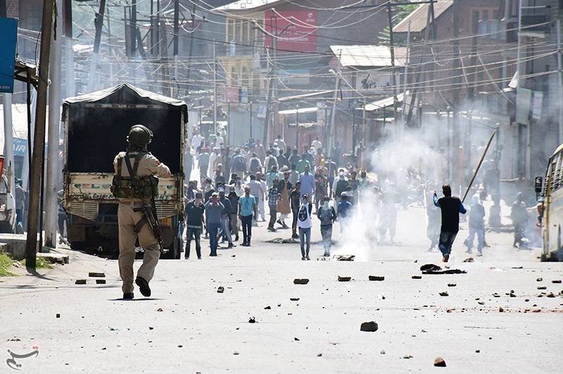 بھارتی فوج کی مقبوضہ کشمیر میں گھر گھر تلاشی، چادر چاردیواری کا تقدس پامال، ایک گھر پر فائر کھول دیا، تین روز میں شہدا کی تعداد 6 ہوگئی