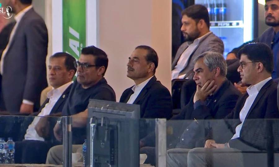 پی ایس ایل میں سپہ سالار کی اینٹری، آرمی چیف کو اپنے بیچ دیکھ کر شائقین کا جوش بڑھ گیا، پاک افواج زندہ باد کے نعرے